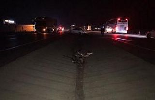 Tıra çarpan otomobilin motoru 25 metre uzağa fırladı