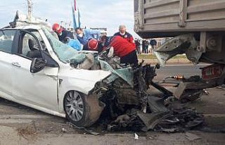 Tıra ok gibi saplanan otomobilin sürücüsü hayatını...