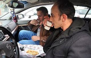 Tokat yağlısını soğutmamak için araçta kahvaltı...