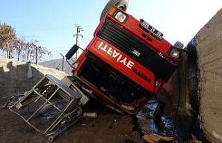 Tokat’ta itfaiye aracı devrildi: 2 yaralı