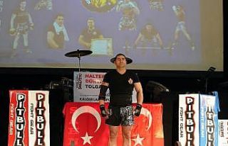 Tolga Çakmak, halter silkmede dünya rekoru kırdı