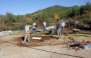Top oynayan çocuklar tarihi mezar buldu