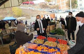 Tosya Kaymakamı pazarda Covid-19 denetimlerine çıktı