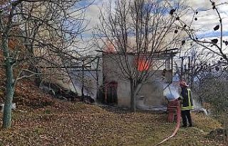 Tosya’da bağ evi küle döndü