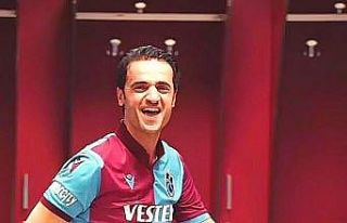 Trabzonlu pop sanatçısı Sürmen’den bordo-mavili...
