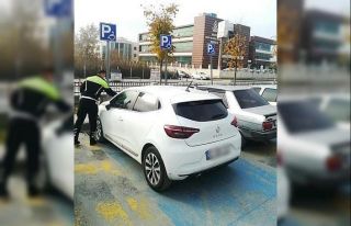 Trafik ekipleri, engelli parklarına park eden sürücülere...