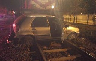 Trenin sürüklediği otomobilin içerisinden burnu...