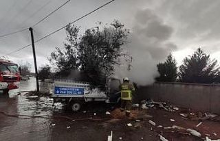 Tüp bayiine ait boş kamyonet alevlere teslim oldu