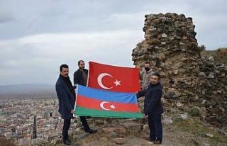 Türk ve Azerbaycan bayrağı açıp zaferi kutladılar