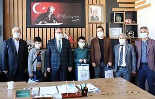 Türkiye 2’ncisi olan öğrencilere çeşitli kurumlardan...