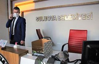 Uçamayan güvercin belediye binasına sığındı