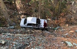 Uçuruma yuvarlanan otomobilin sürücüsü yaralandı