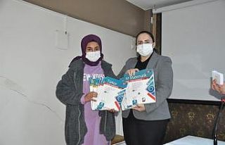 Üniversite adaylarına kitap dağıtıldı