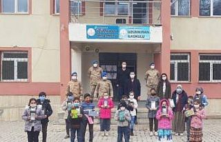 Üs bölgesinde görev yapan askerlerden öğrencilere...