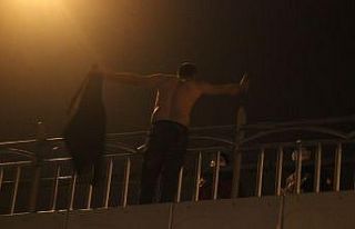 Üst geçidin üstündeki yarı çıplak şahıs polis...