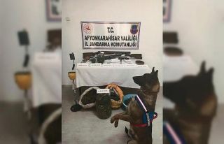 Uyuşturucu baskını yapılan evden tarihi eser de...