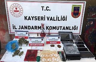 Uyuşturucu zanlısının evinden servet çıktı