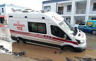 Vakaya giden ambulans çamura saplandı