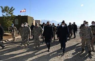 Vali Akbıyık sınırda ziyaretlerde bulundu