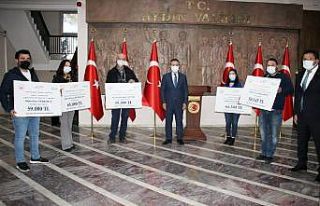 Vali Aksoy, 5 engelliye hibe çeklerini teslim etti