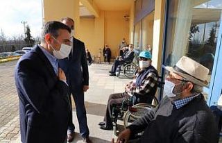 Vali Atay’dan huzurevlerine ziyaret