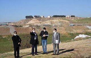 Vali Çuhadar tütün işletme tesisi arazisinde incelemelerde...