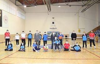 Vali Işık, engelli sporcuları yalnız bırakmadı