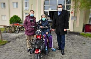 Vali Şıldak, engelli kadının sesini duydu