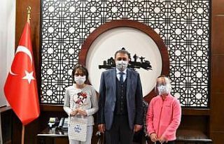 Vali Şıldak’tan başarılı öğrencilere ödül
