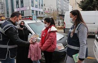 Van polisinden öğrencilere kitap ve oyuncak desteği