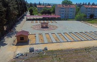 Vatandaşlar fidan ve süs bitkilerini reyondan seçerek...