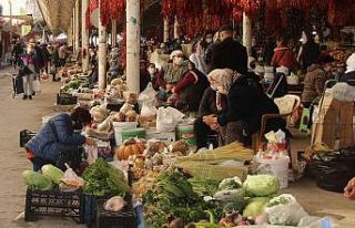 Vatandaşlar halk pazarında temkinli