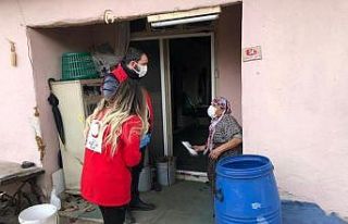 Vefa Sosyal Destek ekibi ihtiyaç sahibi ailelerin...