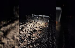 Virajı alamayan kamyon devrildi