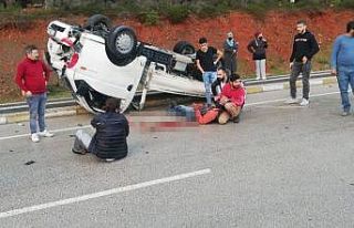 Virajı alamayan kamyonet devrildi: 1’i ağır 2...