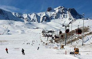 Yabancı turistler pandemi döneminde kayağın tadını...