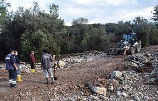 Yağışın vurduğu Kumluca’da yaralar sarılıyor