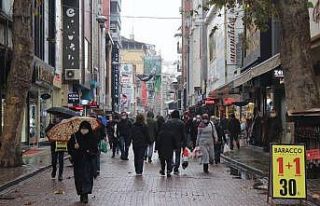 Yağmurlu havaya rağmen Kocaeli’de sokaklar tıklım...