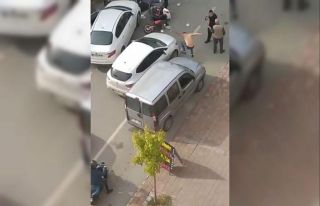 Yakının kazada yaralandığını gören genci kimse...