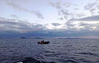 Yakıt koymayı unutunca deniz ortasında mahsur kaldı