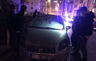 Yanan sokak lambası park halindeki arabanın üzerine...