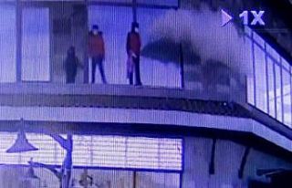 Yangın tüpünü sıkıp oynayan hırsızlık şüphelisi...