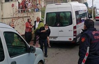 Yangında mahsur kalanları sırtlarına alarak kurtardılar