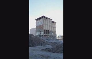 Yarım asırlık fabrika saniyeler içinde yerle bir...