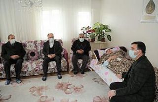 Yaşlı kadın biriktirdiği yarım milyonu cami için...