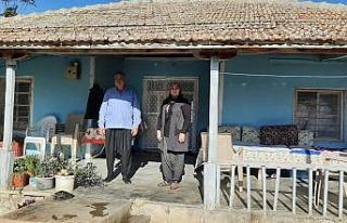 Yaşlı kadını sırtında taşıyan polis ailesini...