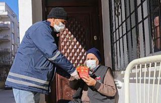 Yaşlılar çiçeklerle sevindirildi