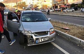 Yaya geçidinden geçen motosiklete otomobil çarptı:...