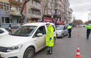 Yayalar ve araç sürücüleri “Yaya önceliği”...