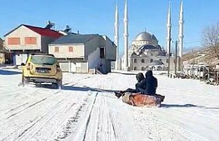 Yaylaya yağan kar üzerinde çocuklar gibi eğlendiler